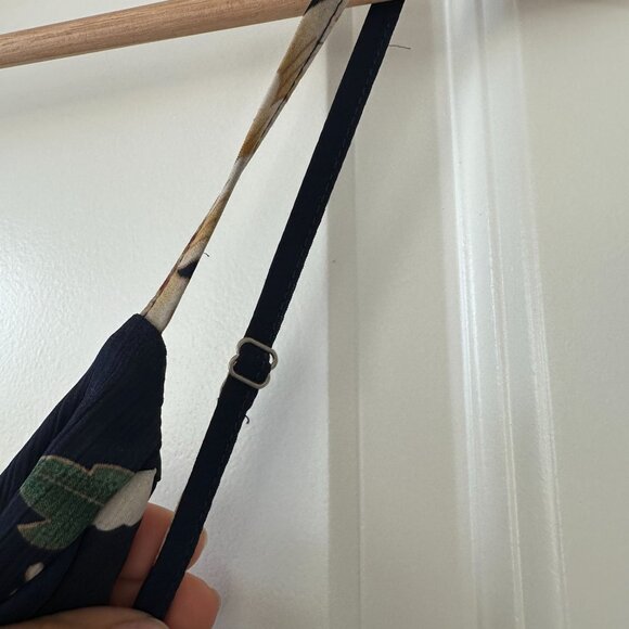 Selfie Leslie Imelda V neckline high low hem dress Floral print Navy blue SMALL - Picture 10 of 16